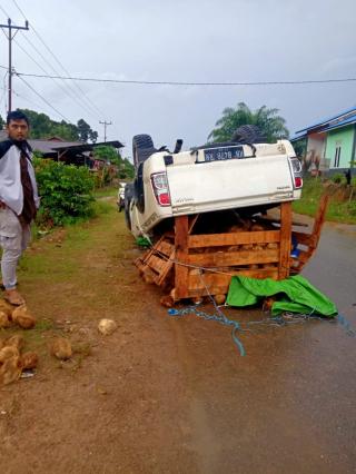 Mobil Pickup Terbalik di Simpang Semaong